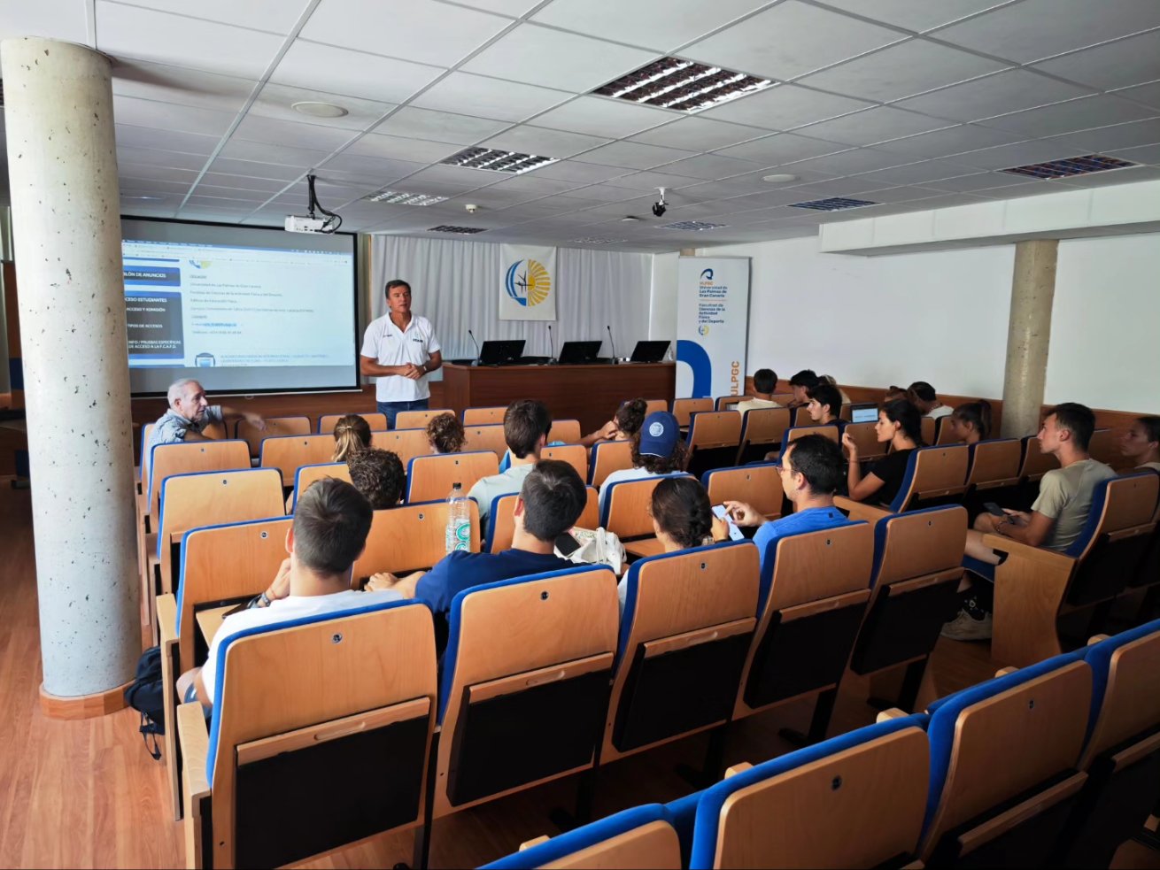 Charla en un salón de actos