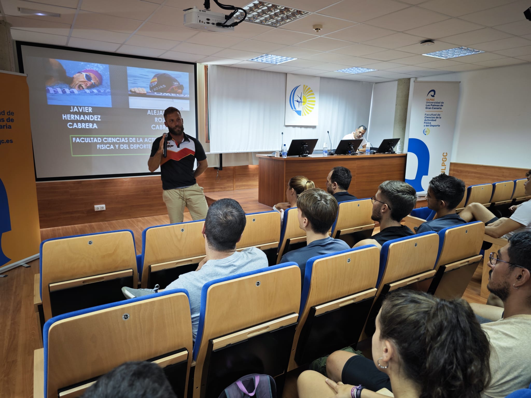 Una persona dando una charla en un salón de actos