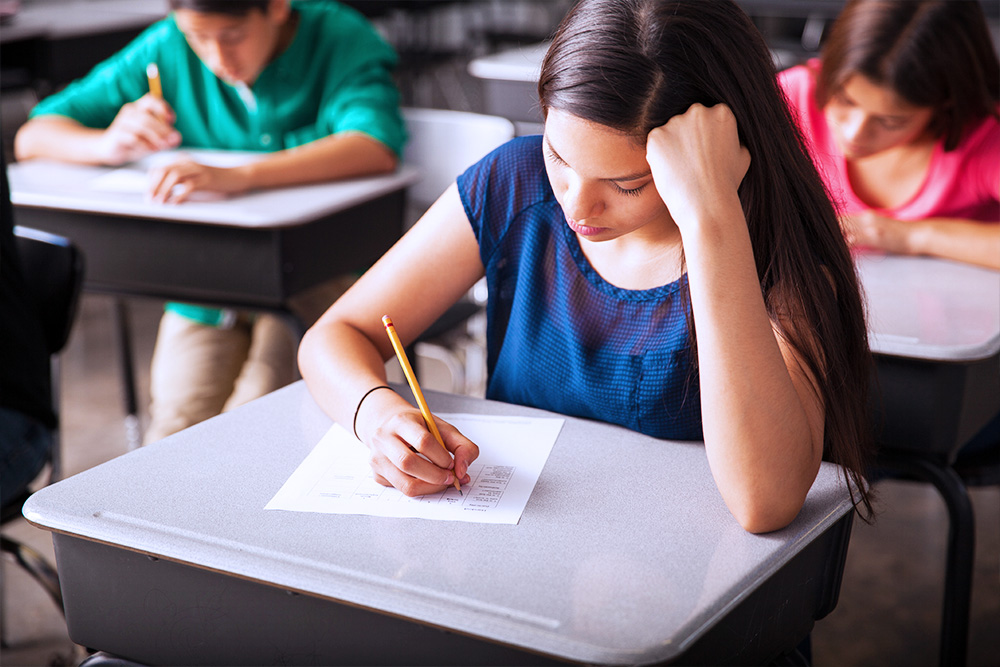Niña haciendo examen